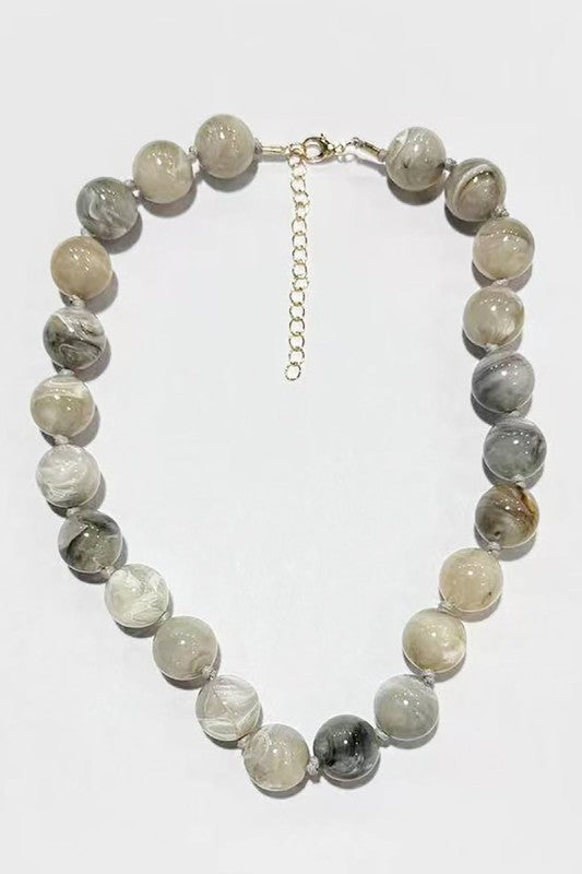 RESIN BEADED NECKLACE GREY